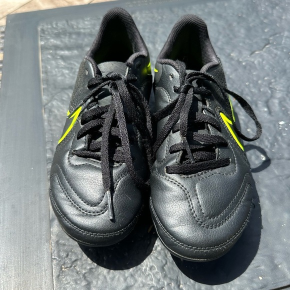 Nike Tiempo Kids Black Neon Yellow Soccer Cleats US 2Y - Picture 5 of 8